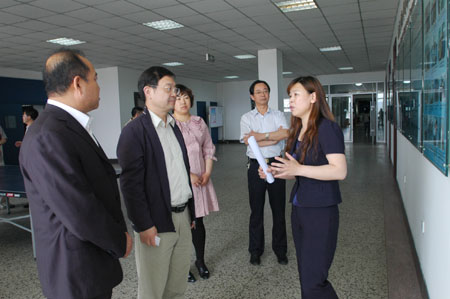 参观大豆生物学教育部重点实验室