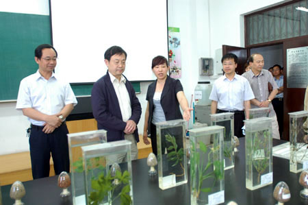 参观杂草实验室