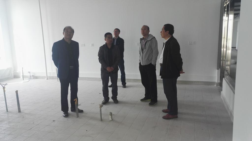 邹校长查看实验室建设情况