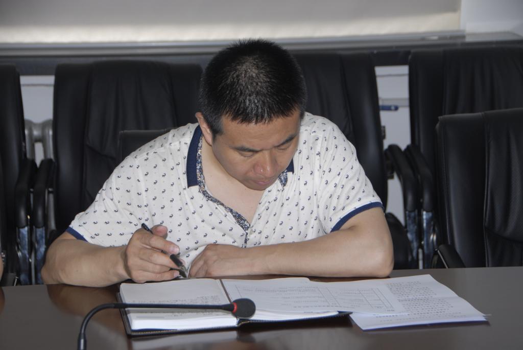 贾树英汇报相关学院及管理部门项目情况