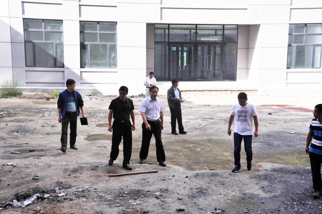 包军校长、王泽方副校长查看大楼外围建设情况