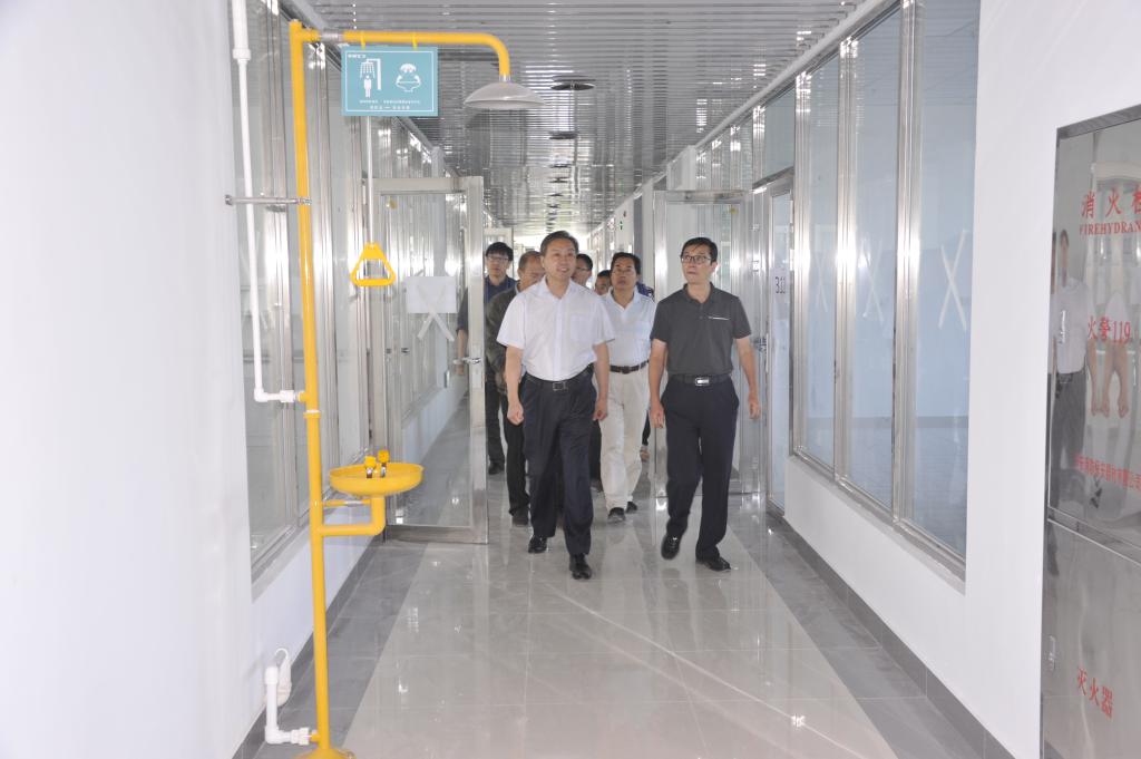 包军校长、王泽方副校长逐一查看实验室