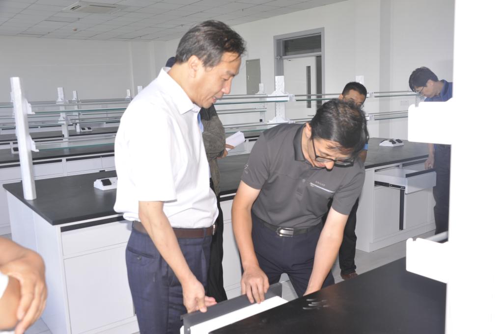 包军校长、王泽方副校长查看实验台