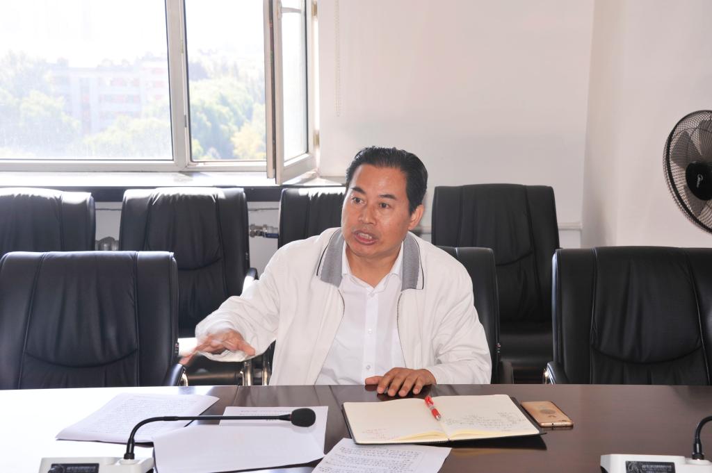 孙占海处长对洁净实验室的建设进行说明