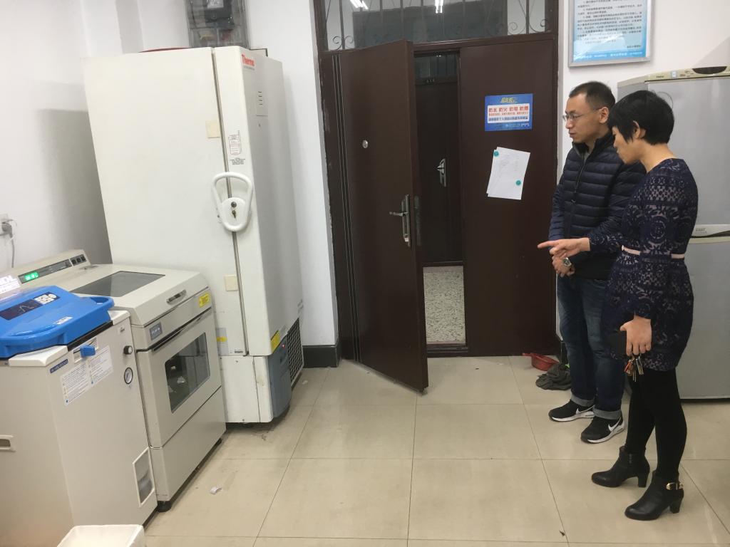 在农学院查看仪器设备