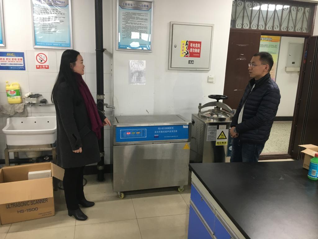 在动物科学技术学院查看仪器设备