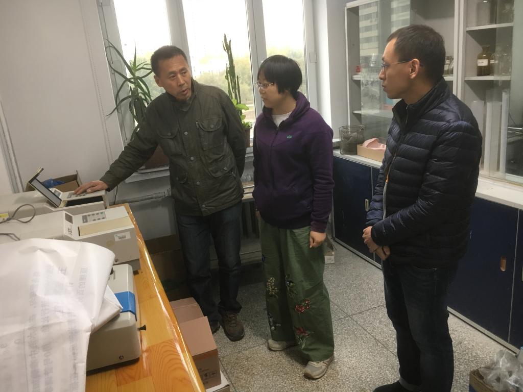 在生命科学学院查看仪器设备